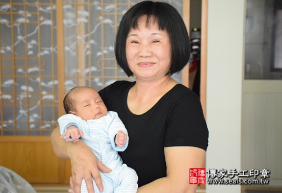 孫寶寶(台北萬華區到府嬰兒寶寶滿月剃頭理髮、免費到府嬰兒剃胎毛儀式吉祥話)。到府剃頭剃胎毛主持、專業拍照、DVD光碟、證書。★購買「臍帶章、肚臍章、胎毛筆刷印章」贈送：剃頭、收涎、抓周，三選一。2015.10.18 照片2
